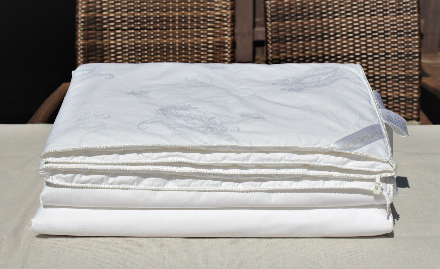 ALANUNU premium mulberry silk duvet all seasons luxury natural Canadian bedding view 2