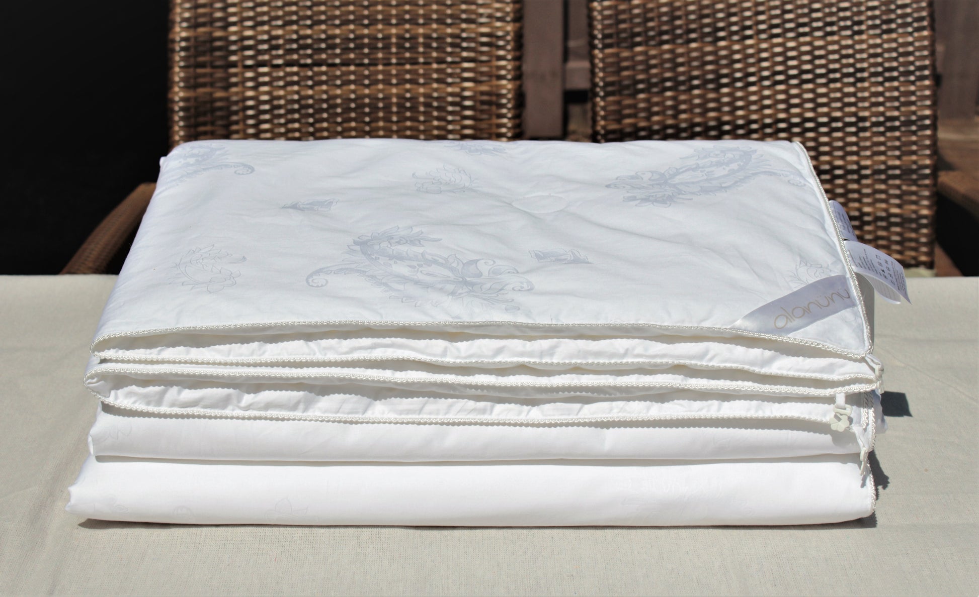 ALANUNU premium mulberry silk duvet all seasons luxury natural Canadian bedding view 2