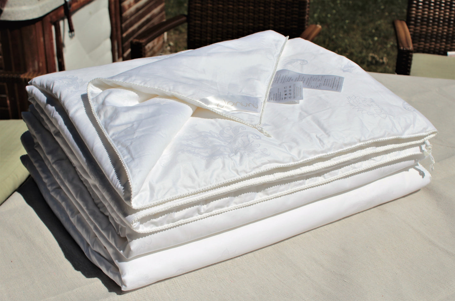 ALANUNU premium mulberry silk duvet spring and fall collection temperature regulating view 1