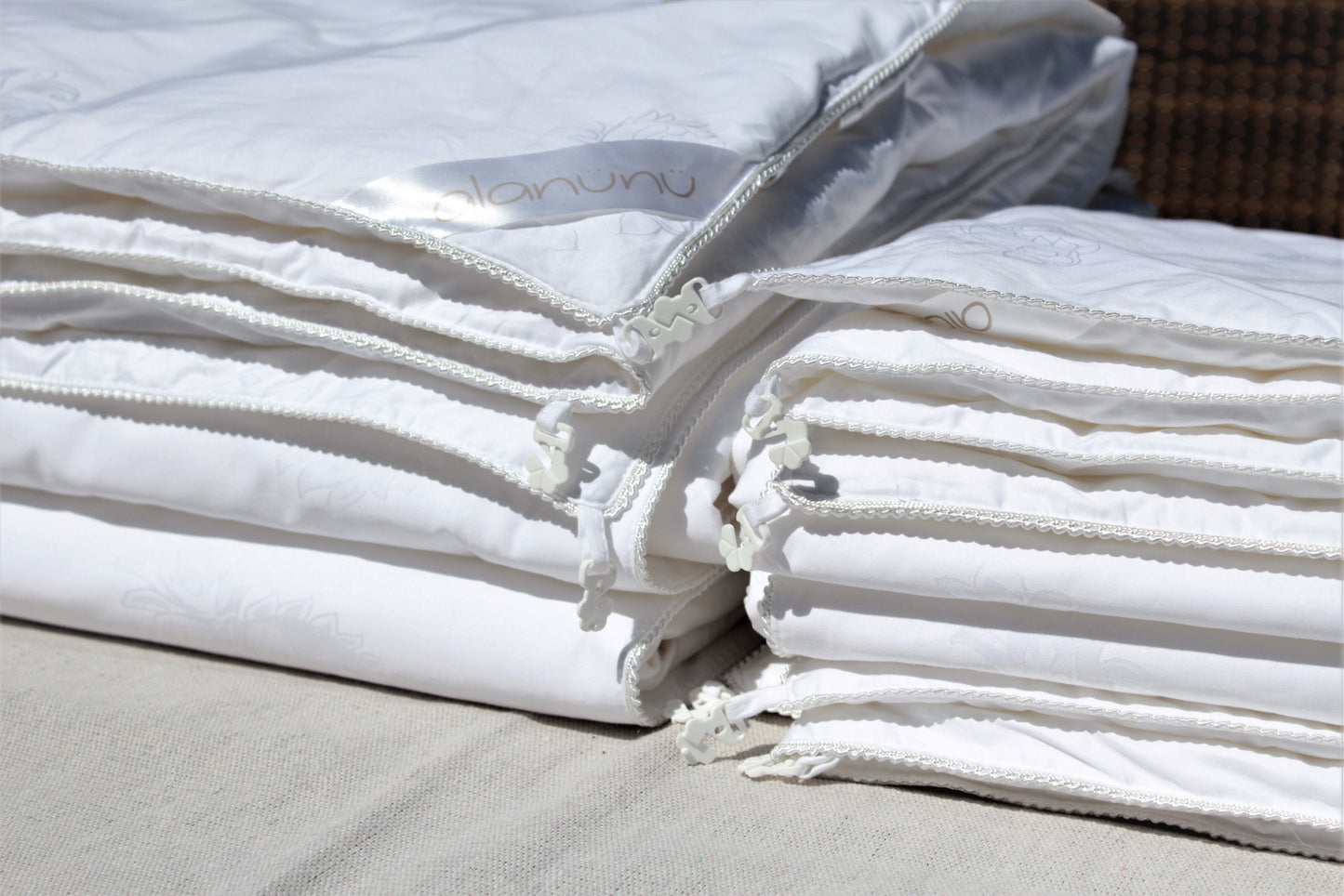 ALANUNU premium mulberry silk duvet all seasons luxury natural Canadian bedding view 1
