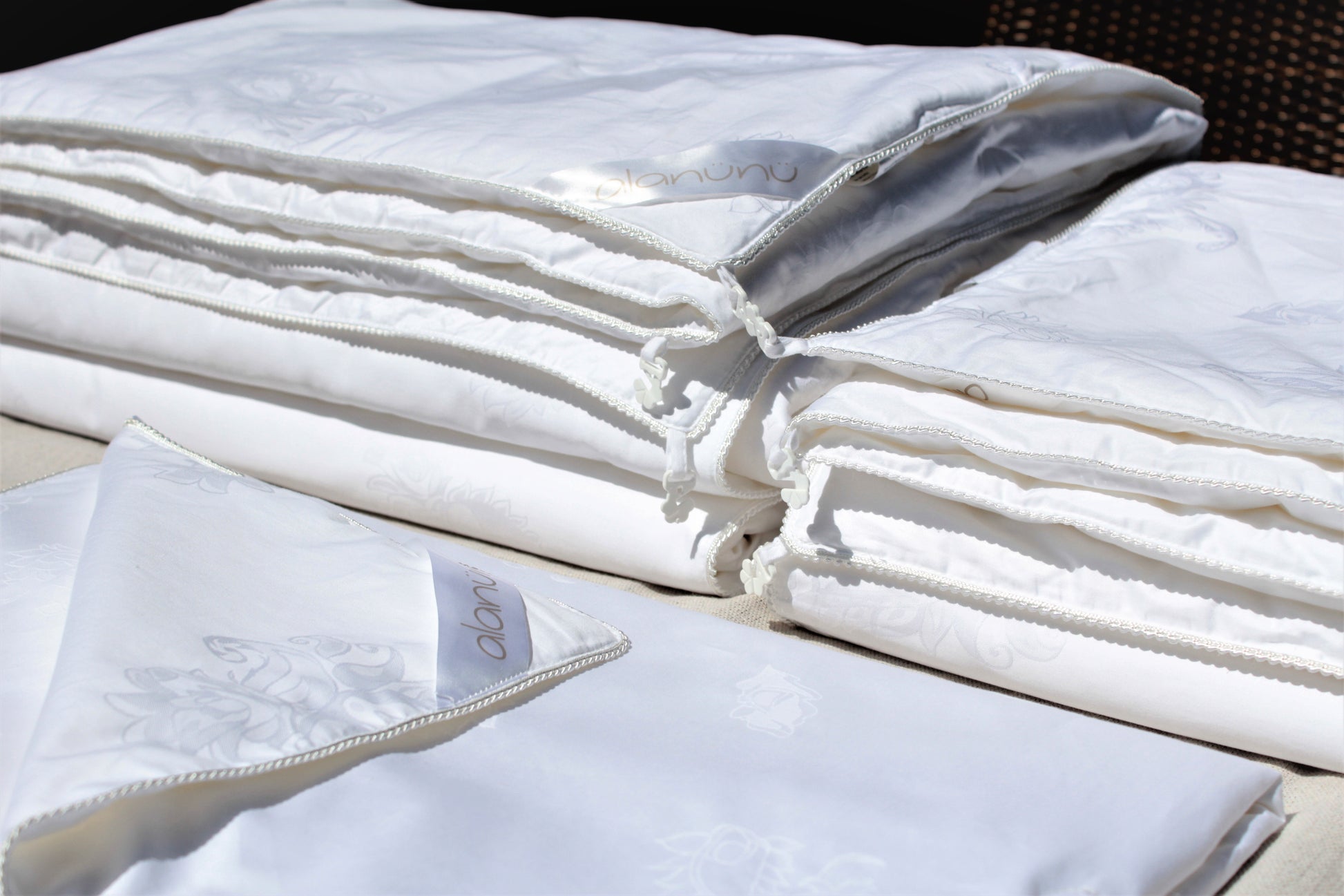 ALANUNU premium mulberry silk duvet all seasons luxury natural Canadian bedding view 3